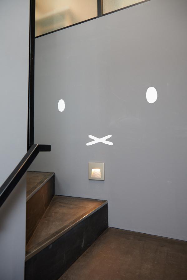 Dick Bruna TABLE 樓高 4 層，黑色的外牆很易認。