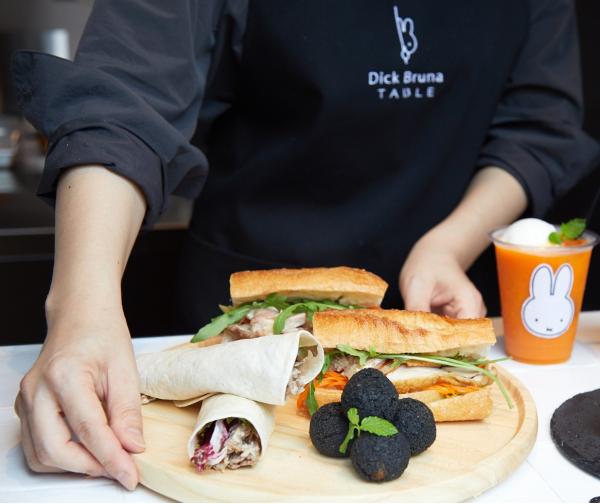 Dick Bruna TABLE 樓高 4 層，黑色的外牆很易認。