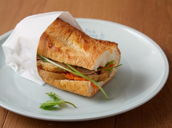 Dick Bruna TABLE 樓高 4 層，黑色的外牆很易認。