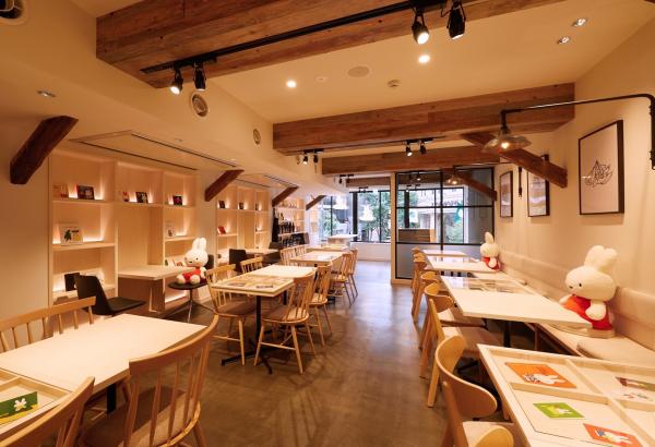 Dick Bruna TABLE 樓高 4 層，黑色的外牆很易認。