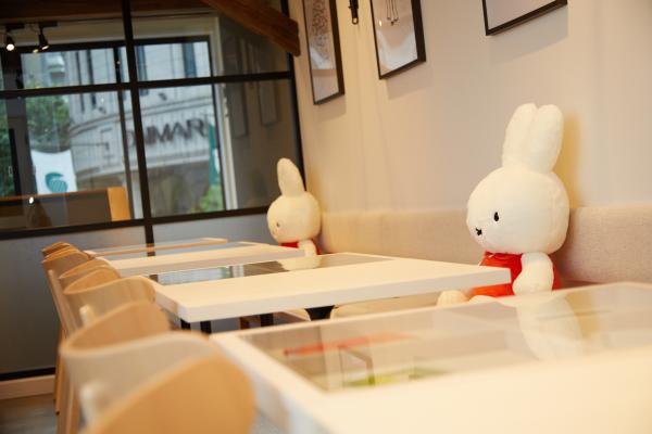 Dick Bruna TABLE 樓高 4 層，黑色的外牆很易認。
