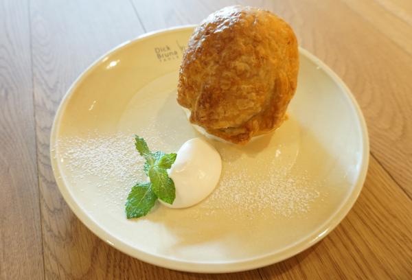 Dick Bruna TABLE 樓高 4 層，黑色的外牆很易認。