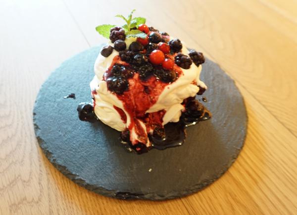 Dick Bruna TABLE 樓高 4 層，黑色的外牆很易認。