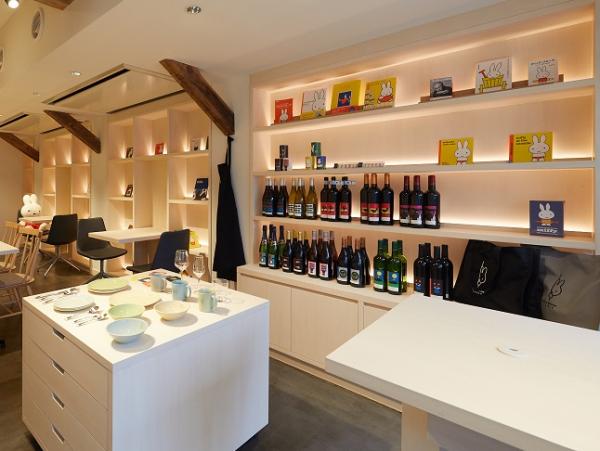 Dick Bruna TABLE 樓高 4 層，黑色的外牆很易認。