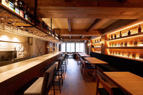 Dick Bruna TABLE 樓高 4 層，黑色的外牆很易認。