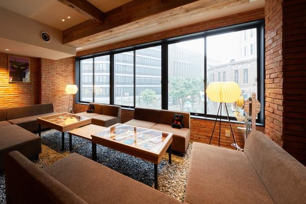 Dick Bruna TABLE 樓高 4 層，黑色的外牆很易認。