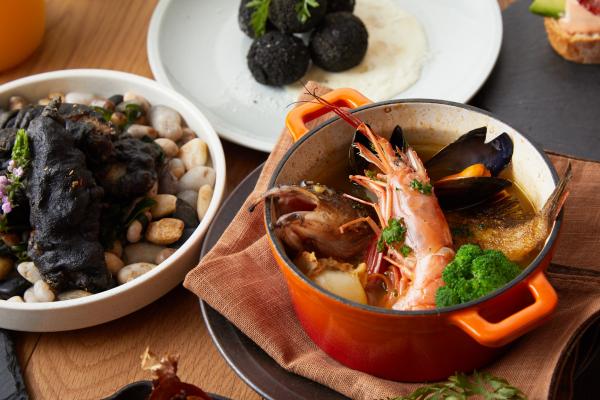 Dick Bruna TABLE 樓高 4 層，黑色的外牆很易認。