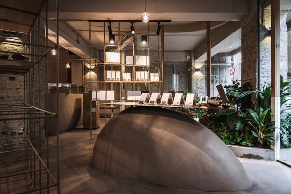 利用半個可可豆的流線形，設計成朱古力陳列枱。