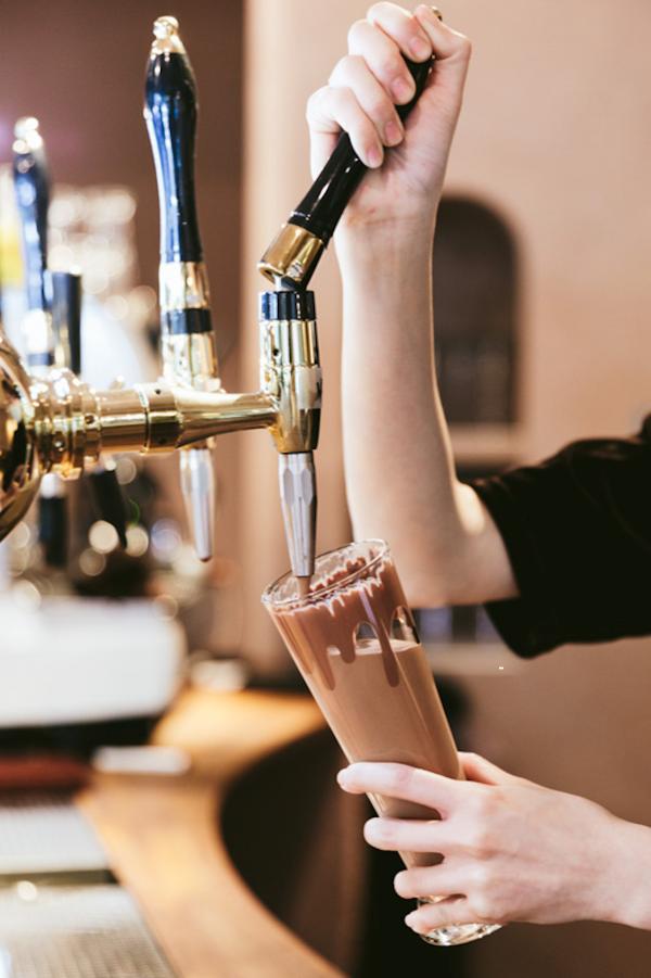 利用半個可可豆的流線形，設計成朱古力陳列枱。