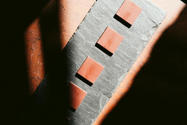 利用半個可可豆的流線形，設計成朱古力陳列枱。