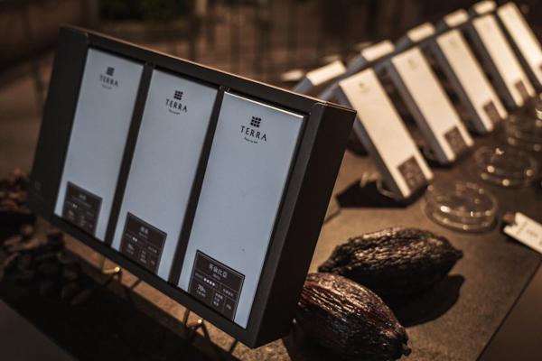 利用半個可可豆的流線形，設計成朱古力陳列枱。