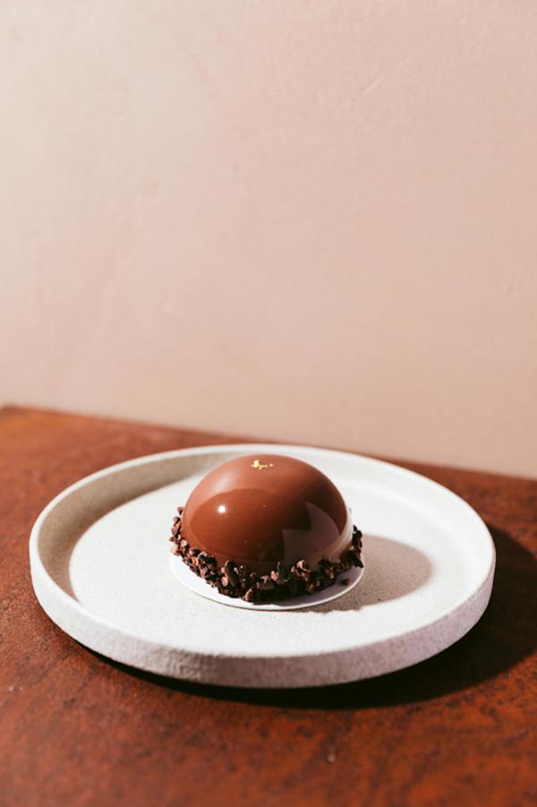 利用半個可可豆的流線形，設計成朱古力陳列枱。