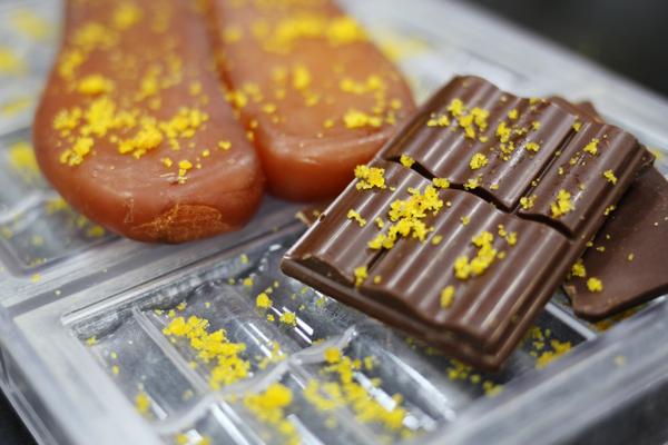 利用半個可可豆的流線形，設計成朱古力陳列枱。