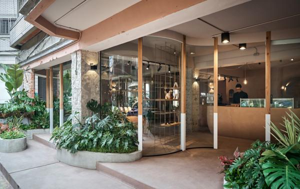 利用半個可可豆的流線形，設計成朱古力陳列枱。