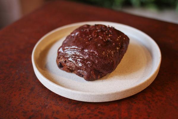 利用半個可可豆的流線形，設計成朱古力陳列枱。