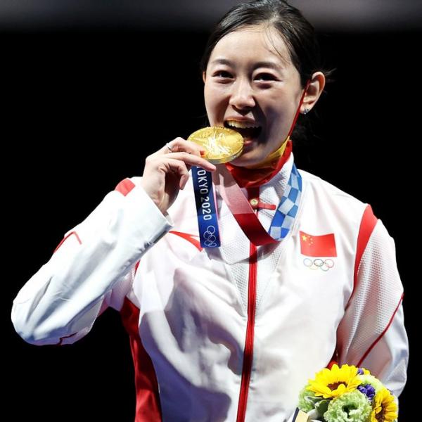 奧運得獎選手愛咬獎牌有原因 東奧揭製作原料幽默提醒：真的不能咬！