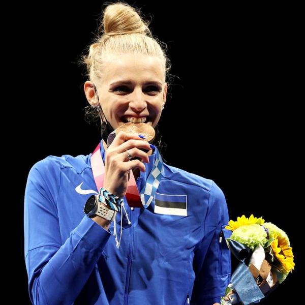 奧運得獎選手愛咬獎牌有原因 東奧揭製作原料幽默提醒：真的不能咬！