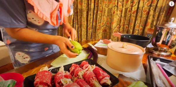 YouTuber準備好廚具及食材在迪士尼酒店房煮食