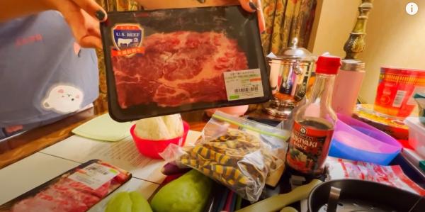 YouTuber準備好廚具及食材在迪士尼酒店房煮食