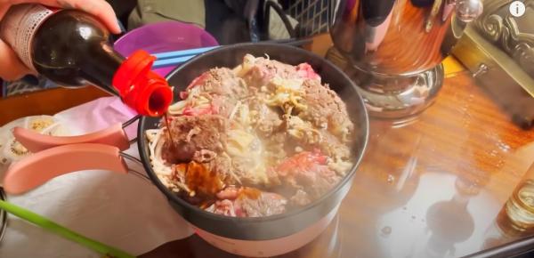 YouTuber準備好廚具及食材在迪士尼酒店房煮食