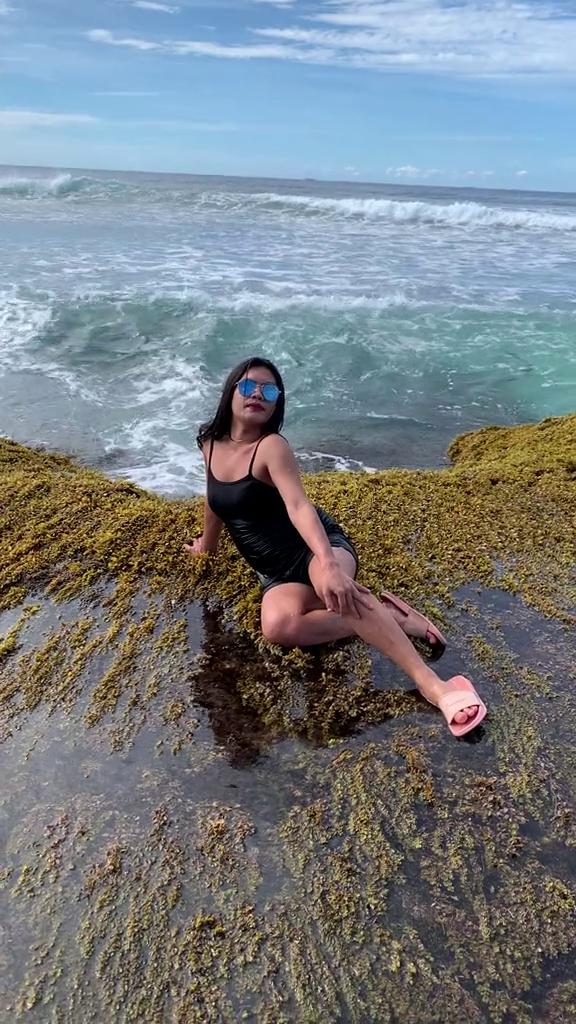 泳衣女沙灘擺Pose打卡突湧大浪 打卡變悲劇超狼狽險洩春光