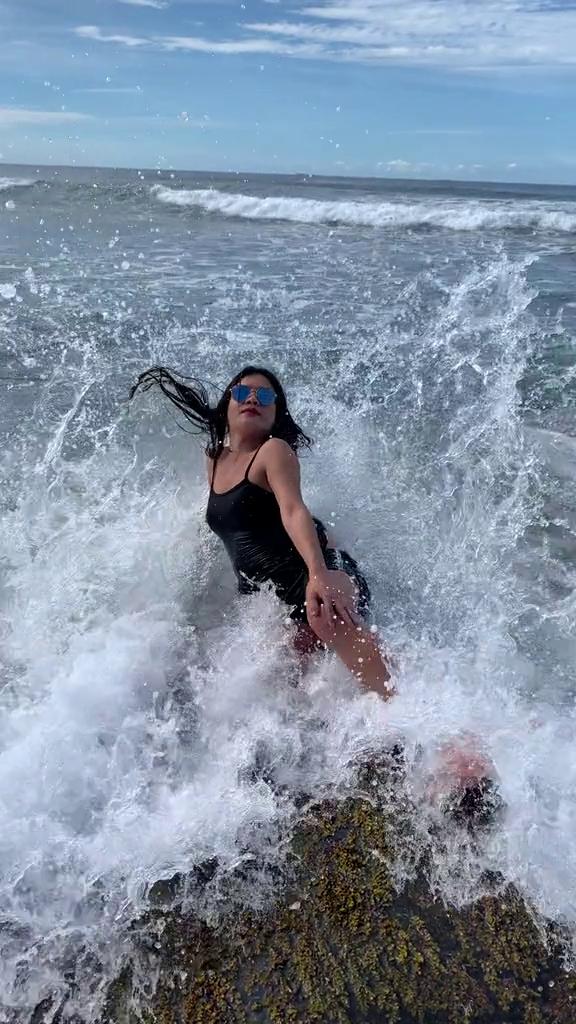 泳衣女沙灘擺Pose打卡突湧大浪 打卡變悲劇超狼狽險洩春光