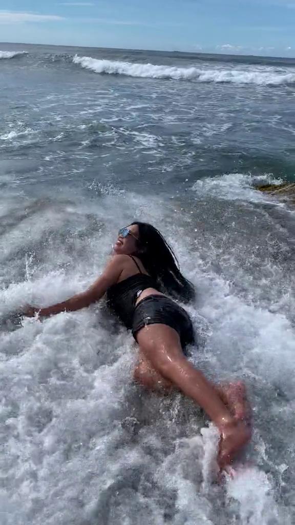 泳衣女沙灘擺Pose打卡突湧大浪 打卡變悲劇超狼狽險洩春光