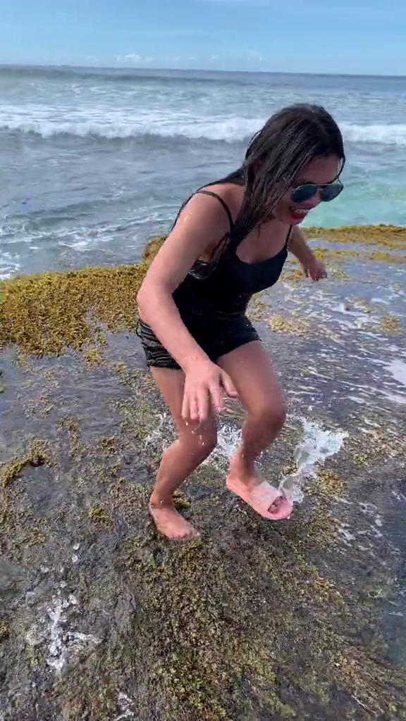 泳衣女沙灘擺Pose打卡突湧大浪 打卡變悲劇超狼狽險洩春光