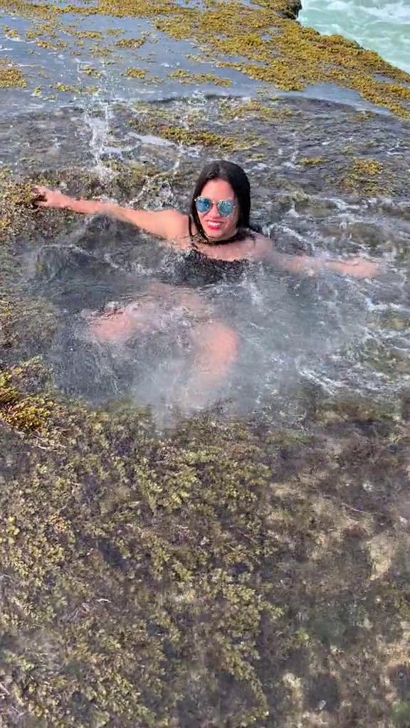 泳衣女沙灘擺Pose打卡突湧大浪 打卡變悲劇超狼狽險洩春光