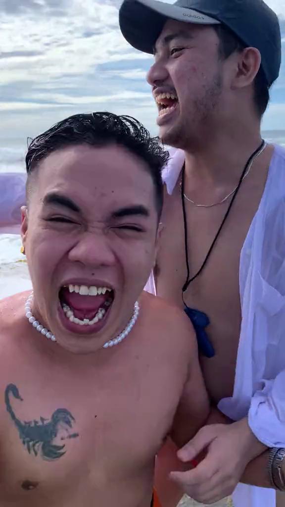 泳衣女沙灘擺Pose打卡突湧大浪 打卡變悲劇超狼狽險洩春光