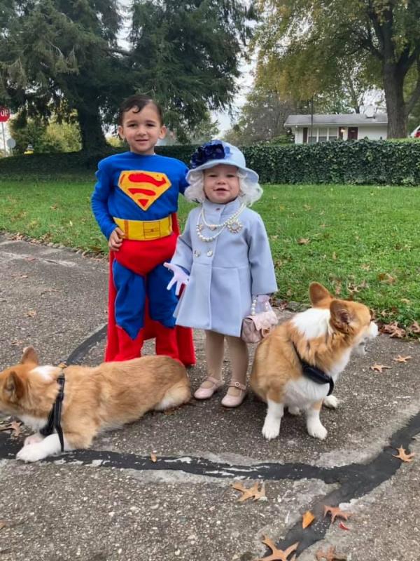 美國1歲女童萌扮英女王 獲英國王室回信讚美喜出望外