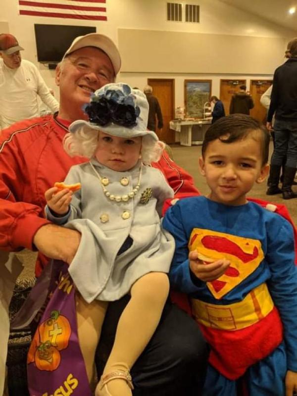 美國1歲女童萌扮英女王 獲英國王室回信讚美喜出望外