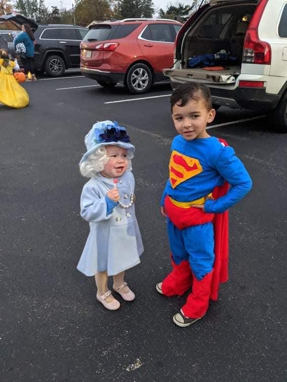 美國1歲女童萌扮英女王 獲英國王室回信讚美喜出望外