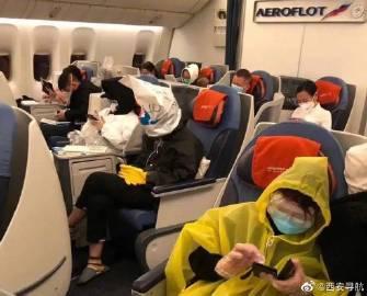 內地男機上建白帳篷防疫 嚇壞乘客：以為有人死左