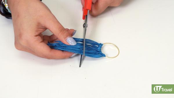 預備3種顏色的粗綿繩，將綿繩剪至70cm左右。