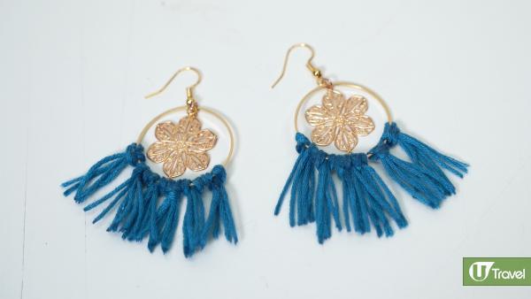 預備3種顏色的粗綿繩，將綿繩剪至70cm左右。