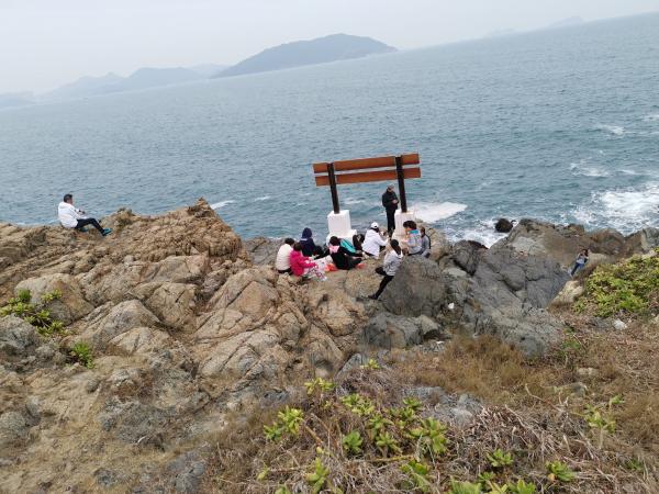 【港版天涯海角】 遇野餐人士霸佔鶴咀人氣打卡位 山友轟自私反被罵：是你不早到