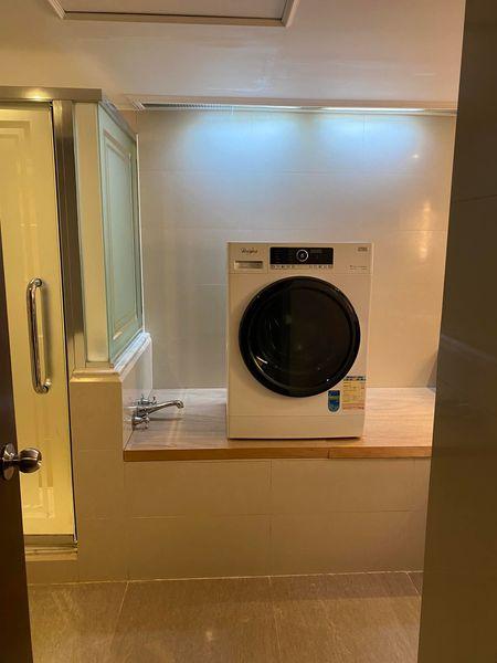 酒店浴缸木板圍封兼重物鎮壓 網民猜測：封印左啲「污糟嘢」！