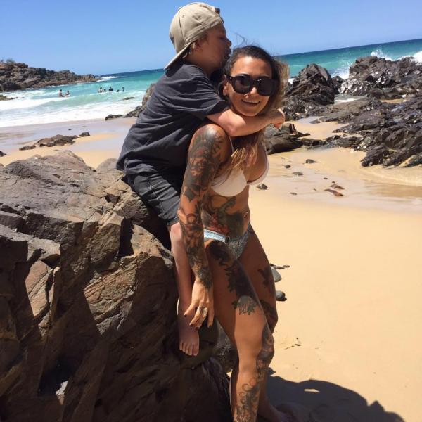 43歲單親媽媽揹多重殘障兒環遊世界 廿六年來充當兒子雙腳上山下海