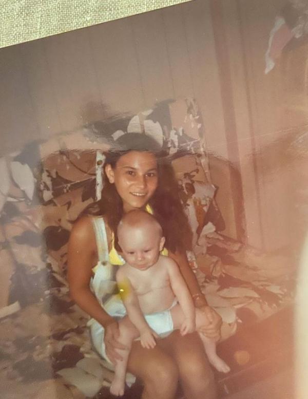 43歲單親媽媽揹多重殘障兒環遊世界 廿六年來充當兒子雙腳上山下海