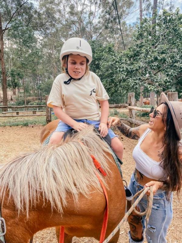 43歲單親媽媽揹多重殘障兒環遊世界 廿六年來充當兒子雙腳上山下海