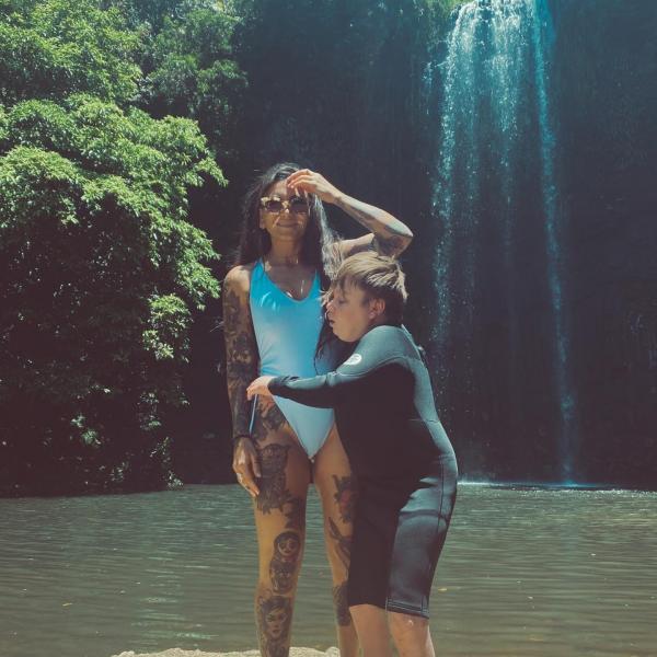 43歲單親媽媽揹多重殘障兒環遊世界 廿六年來充當兒子雙腳上山下海