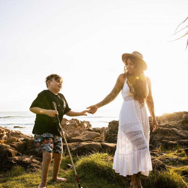 43歲單親媽媽揹多重殘障兒環遊世界 廿六年來充當兒子雙腳上山下海