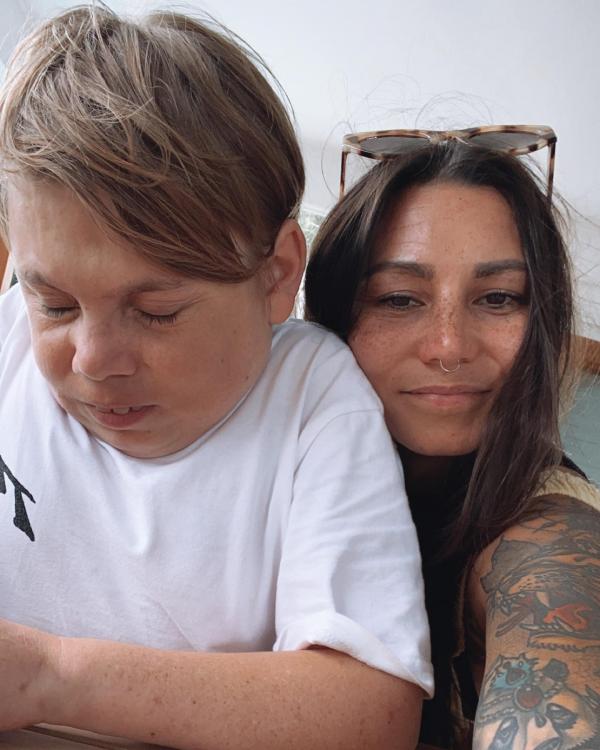 43歲單親媽媽揹多重殘障兒環遊世界 廿六年來充當兒子雙腳上山下海