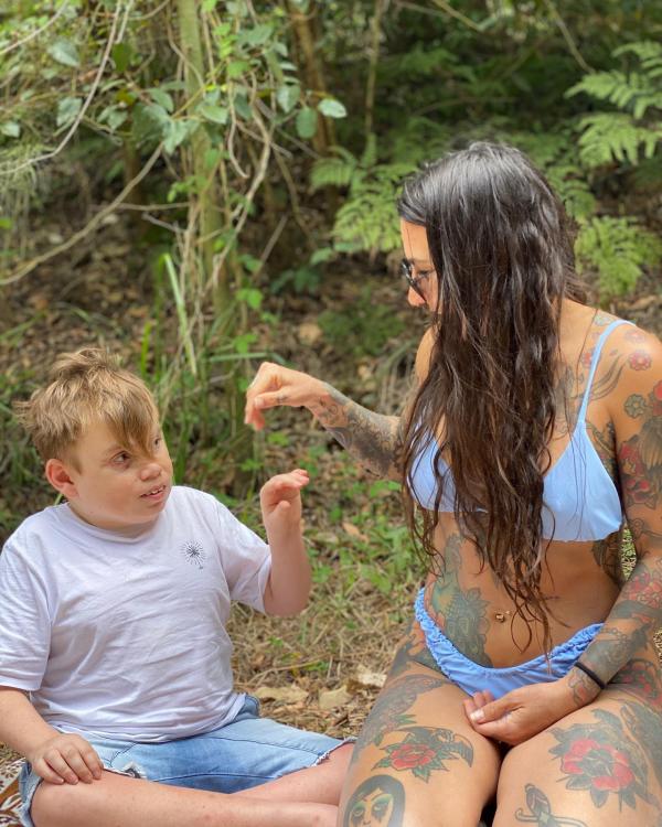 43歲單親媽媽揹多重殘障兒環遊世界 廿六年來充當兒子雙腳上山下海