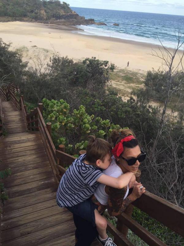 43歲單親媽媽揹多重殘障兒環遊世界 廿六年來充當兒子雙腳上山下海