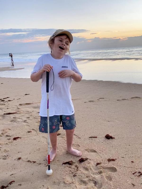 43歲單親媽媽揹多重殘障兒環遊世界 廿六年來充當兒子雙腳上山下海