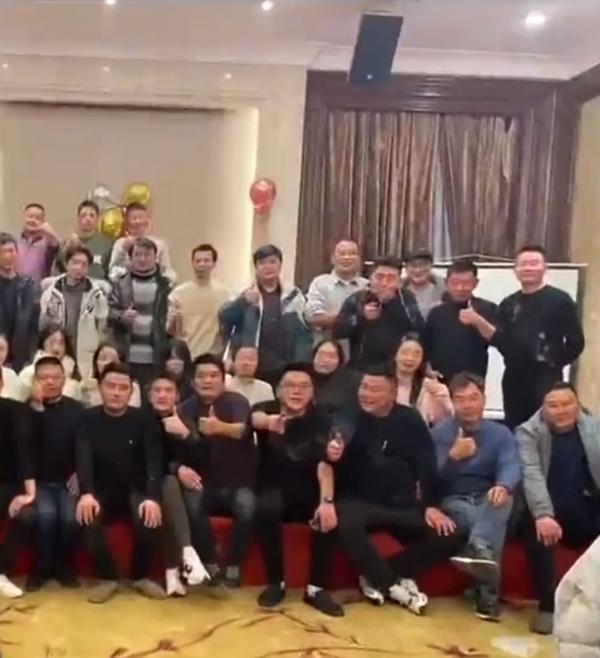 醉爆男聚餐合照中途狂嘔 前排女同事慘遭嘔吐物「洗頭」