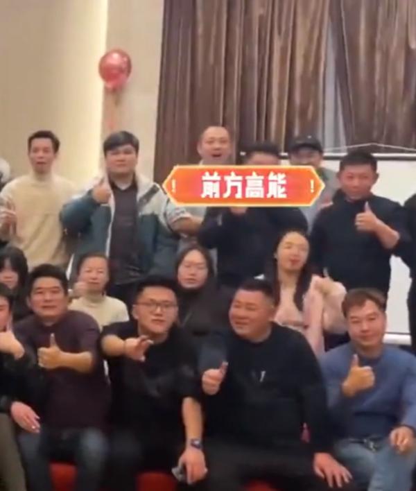 醉爆男聚餐合照中途狂嘔 前排女同事慘遭嘔吐物「洗頭」