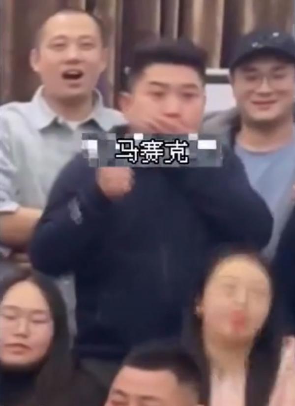 醉爆男聚餐合照中途狂嘔 前排女同事慘遭嘔吐物「洗頭」